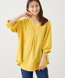 ゴールドパーツ付きスキッパーブラウス