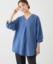 ゴールドパーツ付きスキッパーブラウス