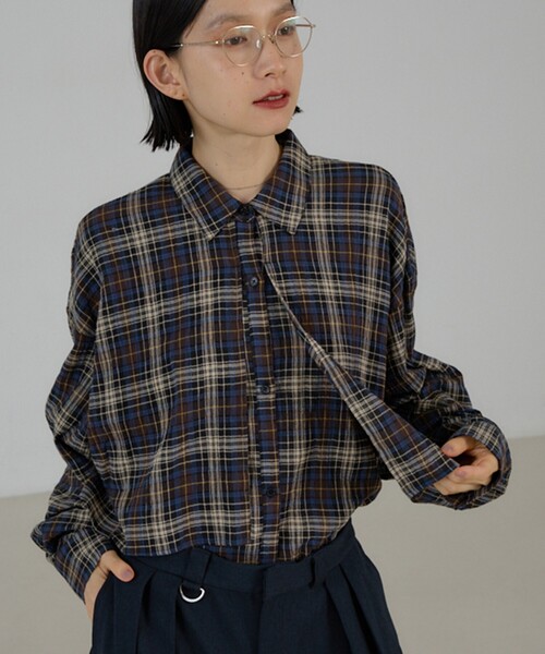 NOMINE(ノミネ)の「チェック/オックス ロングヨーク オーバーサイズ シャツ|ユニセックス セットアップ対応 レイヤード風(シャツ/ブラウス・レディース・ブラウン/グレー/ブルー/ブラウン系その他・フリー)」の4枚目の写真