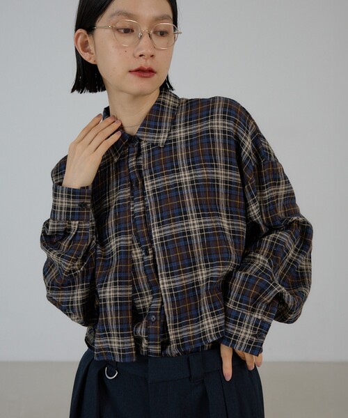 NOMINE(ノミネ)の「チェック/オックス ロングヨーク オーバーサイズ シャツ|ユニセックス セットアップ対応 レイヤード風(シャツ/ブラウス・レディース・ブラウン/グレー/ブルー/ブラウン系その他・フリー)」の10枚目の写真