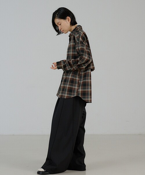 NOMINE(ノミネ)の「チェック/オックス ロングヨーク オーバーサイズ シャツ|ユニセックス セットアップ対応 レイヤード風(シャツ/ブラウス・レディース・ブラウン/グレー/ブルー/ブラウン系その他・フリー)」の13枚目の写真