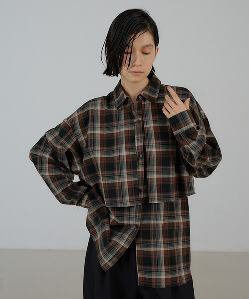 NOMINE(ノミネ)の「チェック/オックス ロングヨーク オーバーサイズ シャツ|ユニセックス セットアップ対応 レイヤード風(シャツ/ブラウス・レディース・ブラウン/グレー/ブルー/ブラウン系その他・フリー)」の14枚目の写真