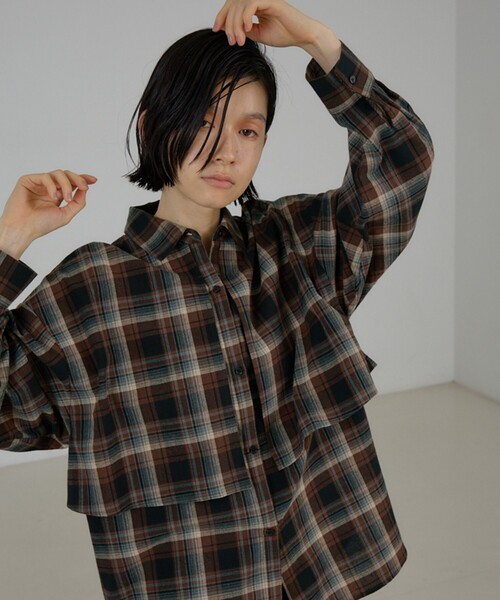 NOMINE(ノミネ)の「チェック/オックス ロングヨーク オーバーサイズ シャツ|ユニセックス セットアップ対応 レイヤード風(シャツ/ブラウス・レディース・ブラウン/グレー/ブルー/ブラウン系その他・フリー)」の15枚目の写真