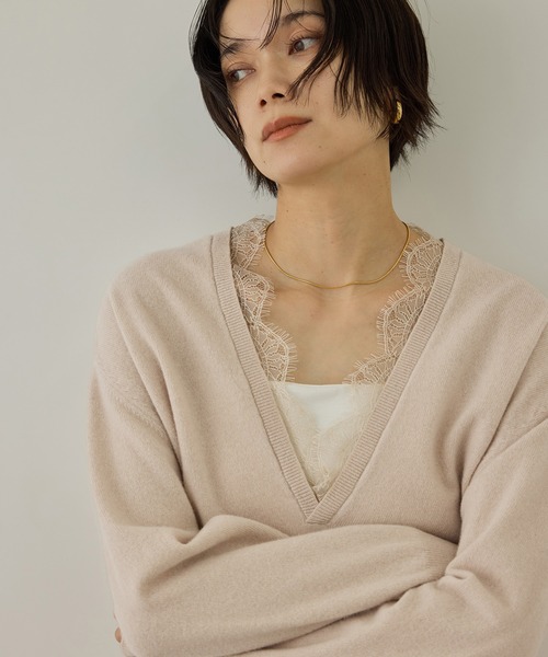 SALON adam et rope'(サロン アダム エ ロペ)の「レースレイヤードVネックプルオーバー(ニット/セーター・レディース・チャコールグレー/オフホワイト/ベージュ系その他・FREE)」の3枚目の写真