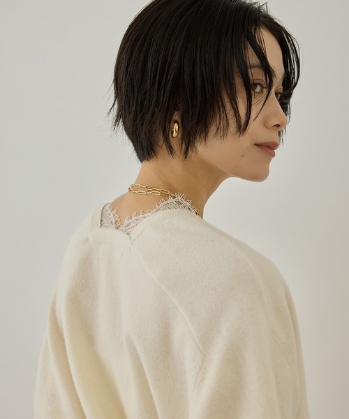 SALON adam et rope'(サロン アダム エ ロペ)の「レースレイヤードVネックプルオーバー(ニット/セーター・レディース・チャコールグレー/オフホワイト/ベージュ系その他・FREE)」の2枚目の写真