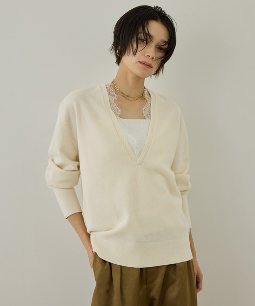 SALON adam et rope'(サロン アダム エ ロペ)の「レースレイヤードVネックプルオーバー(ニット/セーター・レディース・チャコールグレー/オフホワイト/ベージュ系その他・FREE)」の15枚目の写真