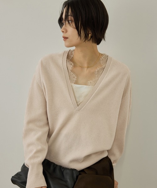 SALON adam et rope'(サロン アダム エ ロペ)の「レースレイヤードVネックプルオーバー(ニット/セーター・レディース・チャコールグレー/オフホワイト/ベージュ系その他・FREE)」の16枚目の写真
