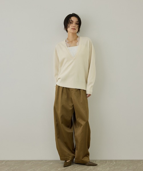 SALON adam et rope'(サロン アダム エ ロペ)の「レースレイヤードVネックプルオーバー(ニット/セーター・レディース・チャコールグレー/オフホワイト/ベージュ系その他・FREE)」の18枚目の写真
