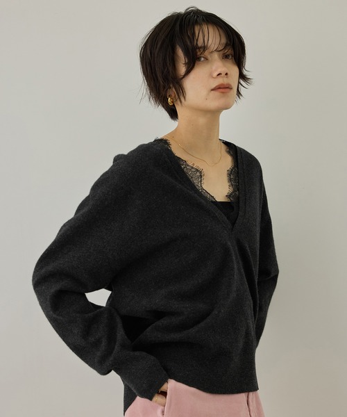 SALON adam et rope'(サロン アダム エ ロペ)の「レースレイヤードVネックプルオーバー(ニット/セーター・レディース・チャコールグレー/オフホワイト/ベージュ系その他・FREE)」の20枚目の写真