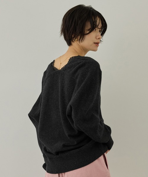 SALON adam et rope'(サロン アダム エ ロペ)の「レースレイヤードVネックプルオーバー(ニット/セーター・レディース・チャコールグレー/オフホワイト/ベージュ系その他・FREE)」の22枚目の写真