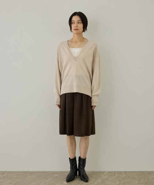 SALON adam et rope'(サロン アダム エ ロペ)の「レースレイヤードVネックプルオーバー(ニット/セーター・レディース・チャコールグレー/オフホワイト/ベージュ系その他・FREE)」の4枚目の写真