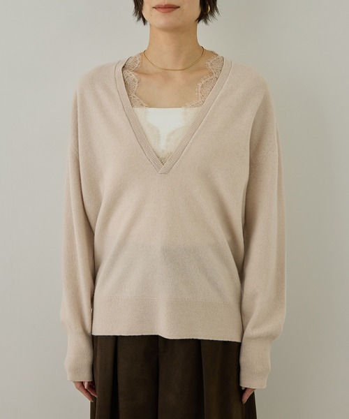 SALON adam et rope'(サロン アダム エ ロペ)の「レースレイヤードVネックプルオーバー(ニット/セーター・レディース・チャコールグレー/オフホワイト/ベージュ系その他・FREE)」の5枚目の写真