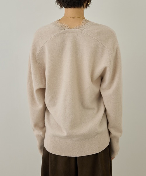 SALON adam et rope'(サロン アダム エ ロペ)の「レースレイヤードVネックプルオーバー(ニット/セーター・レディース・チャコールグレー/オフホワイト/ベージュ系その他・FREE)」の7枚目の写真
