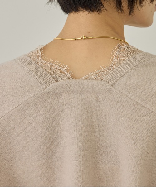 SALON adam et rope'(サロン アダム エ ロペ)の「レースレイヤードVネックプルオーバー(ニット/セーター・レディース・チャコールグレー/オフホワイト/ベージュ系その他・FREE)」の8枚目の写真