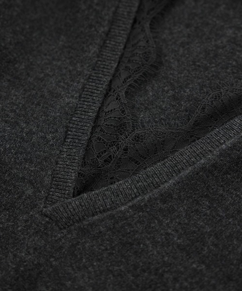 SALON adam et rope'(サロン アダム エ ロペ)の「レースレイヤードVネックプルオーバー(ニット/セーター・レディース・チャコールグレー/オフホワイト/ベージュ系その他・FREE)」の12枚目の写真