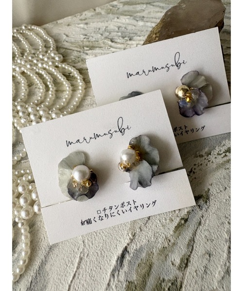 tone（トーン）の「【marumusubi】flowery.viola Mat(MA)（イヤリング・レディース・ゴールド/ホワイト・FREE）」の4枚目の写真