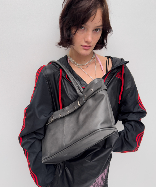 YEOMIMの「belted boat bag (charcoal)(ショルダーバッグ・レディース・その他・FREE)」の2枚目の写真