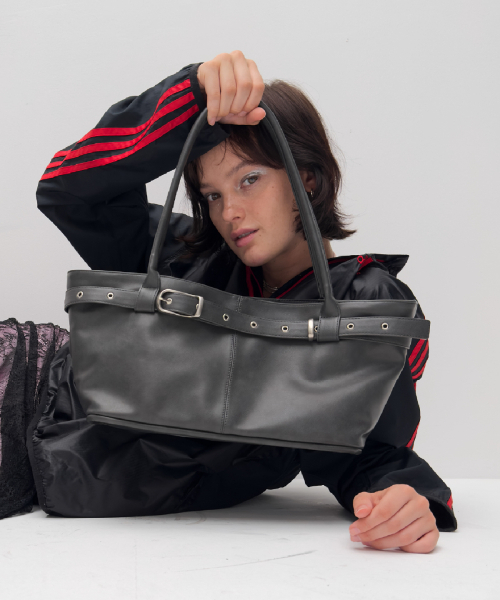 YEOMIMの「belted boat bag (charcoal)(ショルダーバッグ・レディース・その他・FREE)」の3枚目の写真