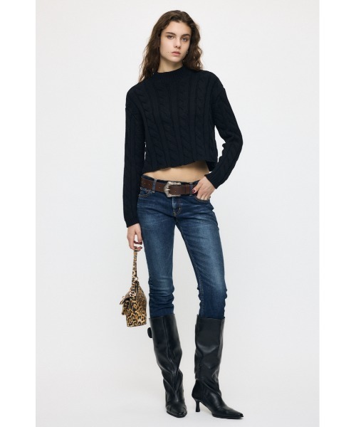 MOUSSY(マウジー)の「【26年AW新作】BACK OPEN CABLE KNIT プルオーバー(ニット/セーター・レディース・レッド/ブラック/ネイビー/ライトベージュ・FREE)」の7枚目の写真