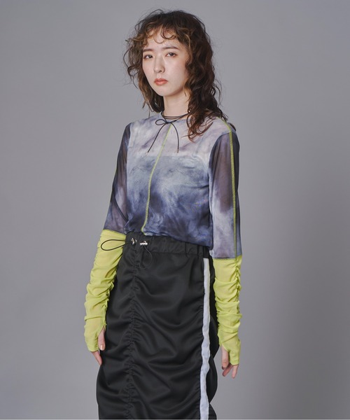 terrace（テラス）の「袖口配色プリントチュールシアートップ（その他トップス・レディース・ブラック/モカ/グレイッシュベージュ・FREE）」の2枚目の写真