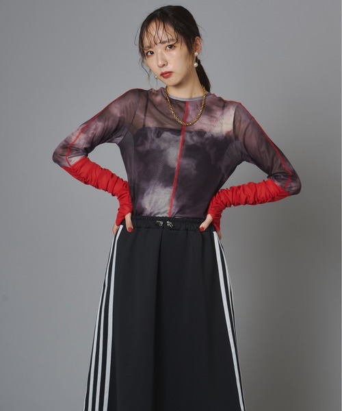 terrace（テラス）の「袖口配色プリントチュールシアートップ（その他トップス・レディース・ブラック/モカ/グレイッシュベージュ・FREE）」の4枚目の写真