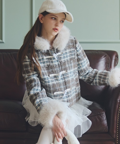 JILL by JILL STUART(ジルバイジルスチュアート)の「フェイクファー付きショートダッフルコート(ダッフルコート・レディース・グレー/ホワイト/ピンク/ブラウン系その他・SMALL/MEDIUM)」の1枚目の写真
