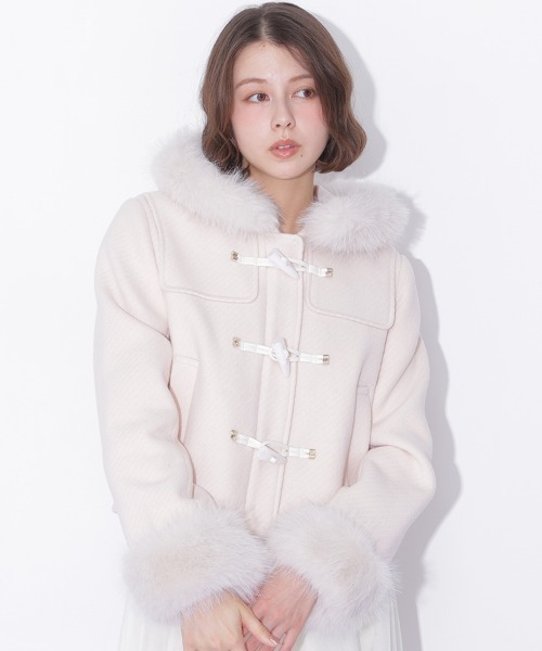 JILL by JILL STUART(ジルバイジルスチュアート)の「フェイクファー付きショートダッフルコート(ダッフルコート・レディース・グレー/ホワイト/ピンク/ブラウン系その他・SMALL/MEDIUM)」の2枚目の写真