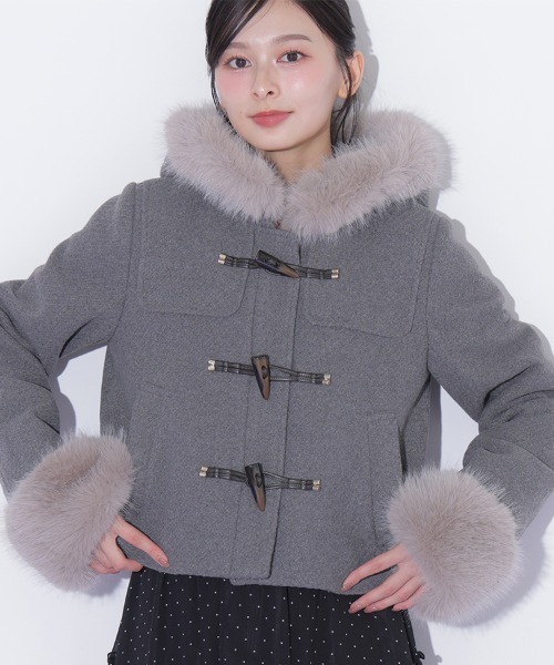 JILL by JILL STUART(ジルバイジルスチュアート)の「フェイクファー付きショートダッフルコート(ダッフルコート・レディース・グレー/ホワイト/ピンク/ブラウン系その他・SMALL/MEDIUM)」の8枚目の写真