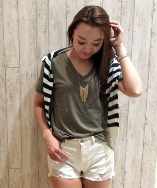 VENCEEXCHANGE（ヴァンスエクスチェンジ）の「バックプリント VネックTシャツ（Tシャツ/カットソー・レディース・オフホワイト/グレー/コーラル/ダークオリーブ・MEDIUM）」の3枚目の写真