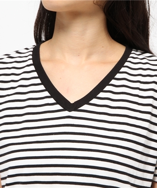 VENCEEXCHANGE（ヴァンスエクスチェンジ）の「バックプリント VネックTシャツ（Tシャツ/カットソー・レディース・オフホワイト/グレー/コーラル/ダークオリーブ・MEDIUM）」の7枚目の写真