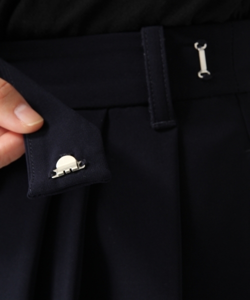 HARE（ハレ）の「アシメラップクロップドパンツ(HARE)（その他パンツ・レディース・グレー系その他/ネイビー/レッド系その他/グレー・SMALL/MEDIUM）」の5枚目の写真