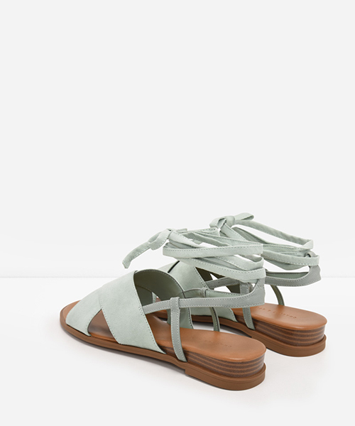 CHARLES & KEITH（チャールズ & キース）の「クロスストラップレースアップサンダル / CROSS-STRAP LACE-UP SANDALS（サンダル・レディース・グリーン/ネイビー・23cm/24.5cm/23.5cm/24cm）」の4枚目の写真