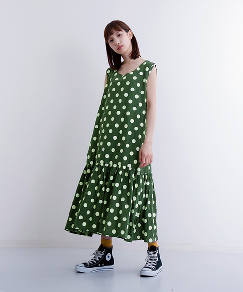 MERLOT（メルロー）の「ドット柄フリルへムワンピース2327（ワンピース・レディース・ブラック/カーキ/オレンジ・FREE）」の2枚目の写真