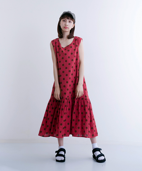 MERLOT（メルロー）の「ドット柄フリルへムワンピース2327（ワンピース・レディース・ブラック/カーキ/オレンジ・FREE）」の3枚目の写真