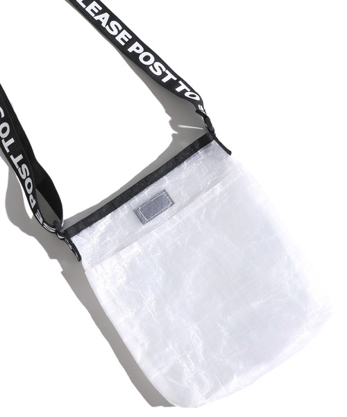 WEGO(ウィゴー)の「WEGO/プチプラビニールサコッシュ(ショルダーバッグ・レディース・ブラック/ホワイト系その他/レッド/シルバー/ブルー・FREE)」の2枚目の写真