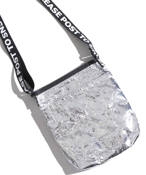 WEGO(ウィゴー)の「WEGO/プチプラビニールサコッシュ(ショルダーバッグ・レディース・ブラック/ホワイト系その他/レッド/シルバー/ブルー・FREE)」の5枚目の写真