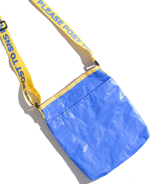 WEGO(ウィゴー)の「WEGO/プチプラビニールサコッシュ(ショルダーバッグ・レディース・ブラック/ホワイト系その他/レッド/シルバー/ブルー・FREE)」の4枚目の写真