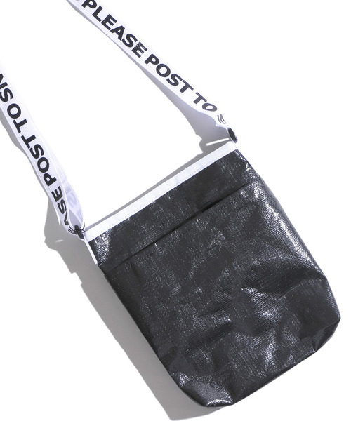 WEGO(ウィゴー)の「WEGO/プチプラビニールサコッシュ(ショルダーバッグ・レディース・ブラック/ホワイト系その他/レッド/シルバー/ブルー・FREE)」の3枚目の写真