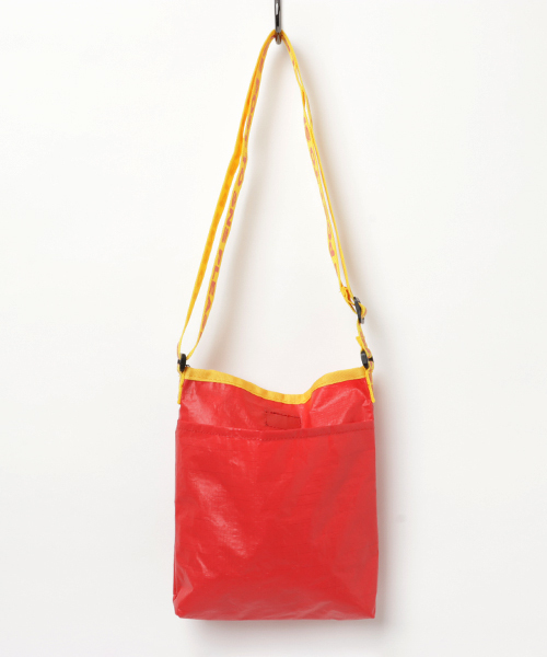 WEGO(ウィゴー)の「WEGO/プチプラビニールサコッシュ(ショルダーバッグ・レディース・ブラック/ホワイト系その他/レッド/シルバー/ブルー・FREE)」の15枚目の写真