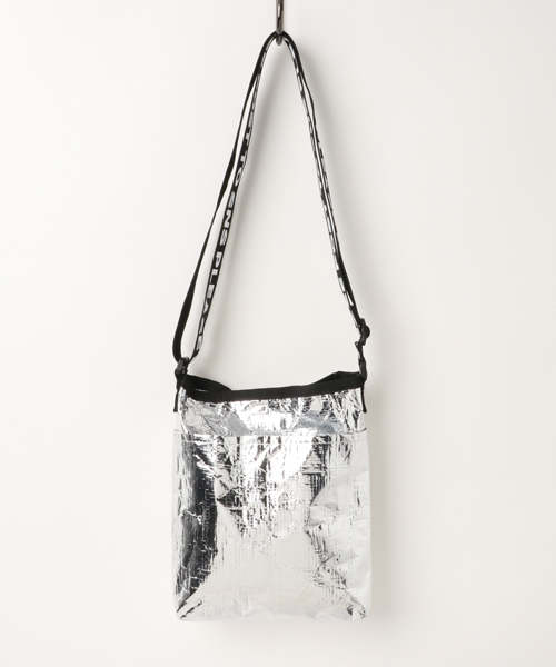 WEGO(ウィゴー)の「WEGO/プチプラビニールサコッシュ(ショルダーバッグ・レディース・ブラック/ホワイト系その他/レッド/シルバー/ブルー・FREE)」の16枚目の写真