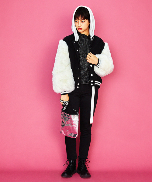 WEGO(ウィゴー)の「WEGO/プチプラビニールサコッシュ(ショルダーバッグ・レディース・ブラック/ホワイト系その他/レッド/シルバー/ブルー・FREE)」の11枚目の写真