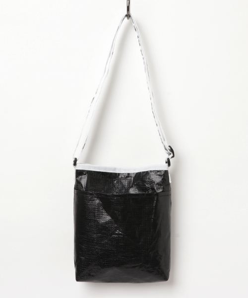 WEGO(ウィゴー)の「WEGO/プチプラビニールサコッシュ(ショルダーバッグ・レディース・ブラック/ホワイト系その他/レッド/シルバー/ブルー・FREE)」の13枚目の写真