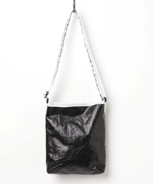 WEGO(ウィゴー)の「WEGO/プチプラビニールサコッシュ(ショルダーバッグ・レディース・ブラック/ホワイト系その他/レッド/シルバー/ブルー・FREE)」の6枚目の写真