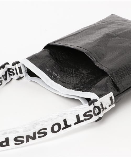 WEGO(ウィゴー)の「WEGO/プチプラビニールサコッシュ(ショルダーバッグ・レディース・ブラック/ホワイト系その他/レッド/シルバー/ブルー・FREE)」の7枚目の写真