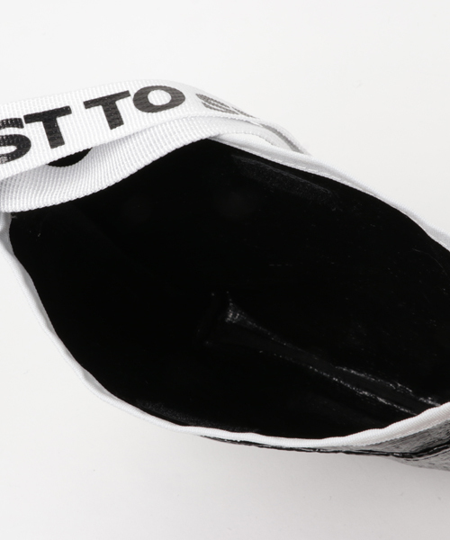 WEGO(ウィゴー)の「WEGO/プチプラビニールサコッシュ(ショルダーバッグ・レディース・ブラック/ホワイト系その他/レッド/シルバー/ブルー・FREE)」の9枚目の写真