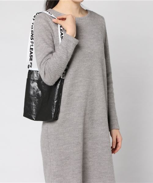 WEGO(ウィゴー)の「WEGO/プチプラビニールサコッシュ(ショルダーバッグ・レディース・ブラック/ホワイト系その他/レッド/シルバー/ブルー・FREE)」の10枚目の写真