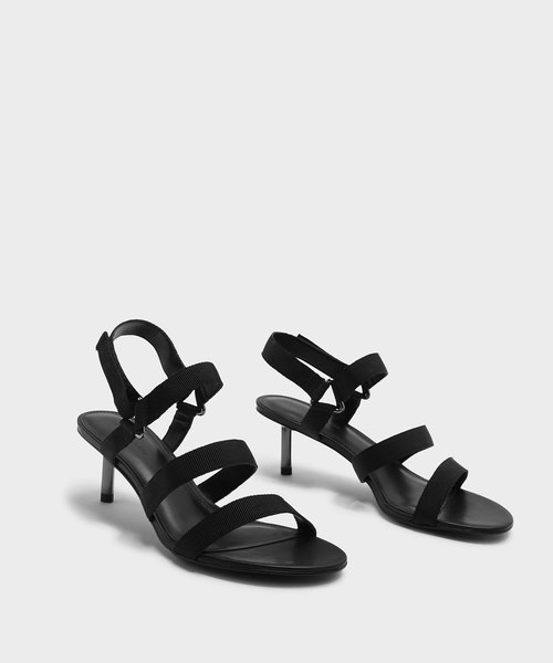 CHARLES & KEITH(チャールズ & キース)の「トリプルストラップベルクロサンダル / TRIPLE STRAP VELCRO SANDALS(サンダル・レディース・バーガンディー/ブラック・23.5cm/25cm/24.5cm/23cm)」の4枚目の写真