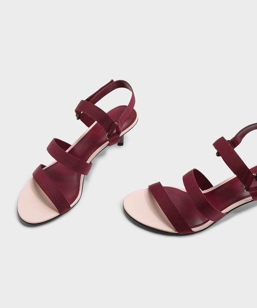 CHARLES & KEITH(チャールズ & キース)の「トリプルストラップベルクロサンダル / TRIPLE STRAP VELCRO SANDALS(サンダル・レディース・バーガンディー/ブラック・23.5cm/25cm/24.5cm/23cm)」の12枚目の写真