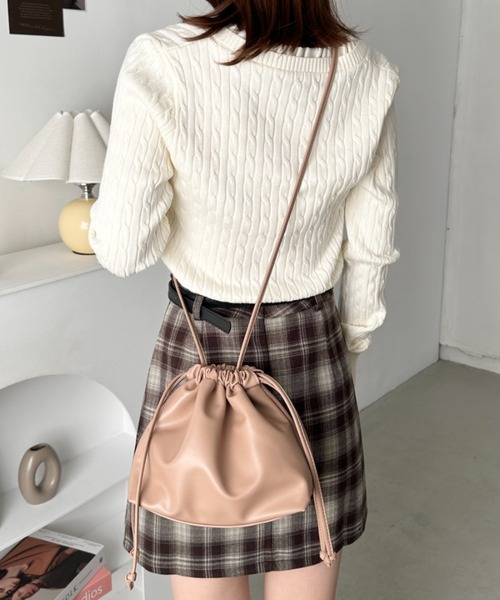 CLEA（クレア）の「2wayPU巾着ミニショルダーバッグ（ショルダーバッグ・レディース・ブラック/ベージュ/アイボリー/グレイッシュベージュ/オフホワイト・FREE）」の4枚目の写真