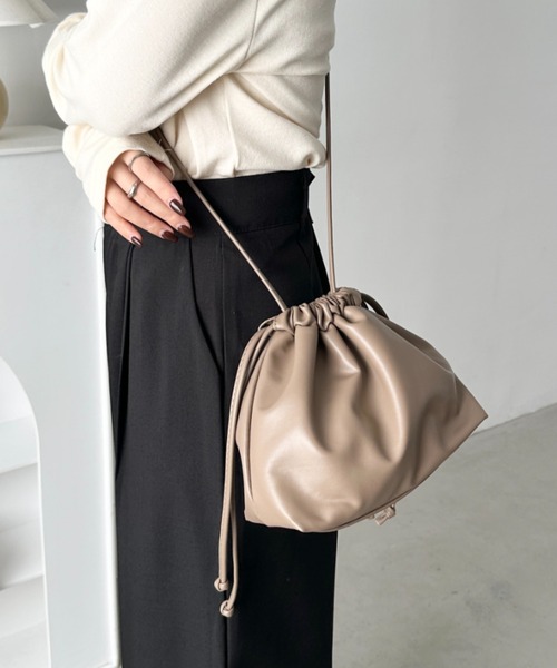 CLEA（クレア）の「2wayPU巾着ミニショルダーバッグ（ショルダーバッグ・レディース・ブラック/ベージュ/アイボリー/グレイッシュベージュ/オフホワイト・FREE）」の5枚目の写真